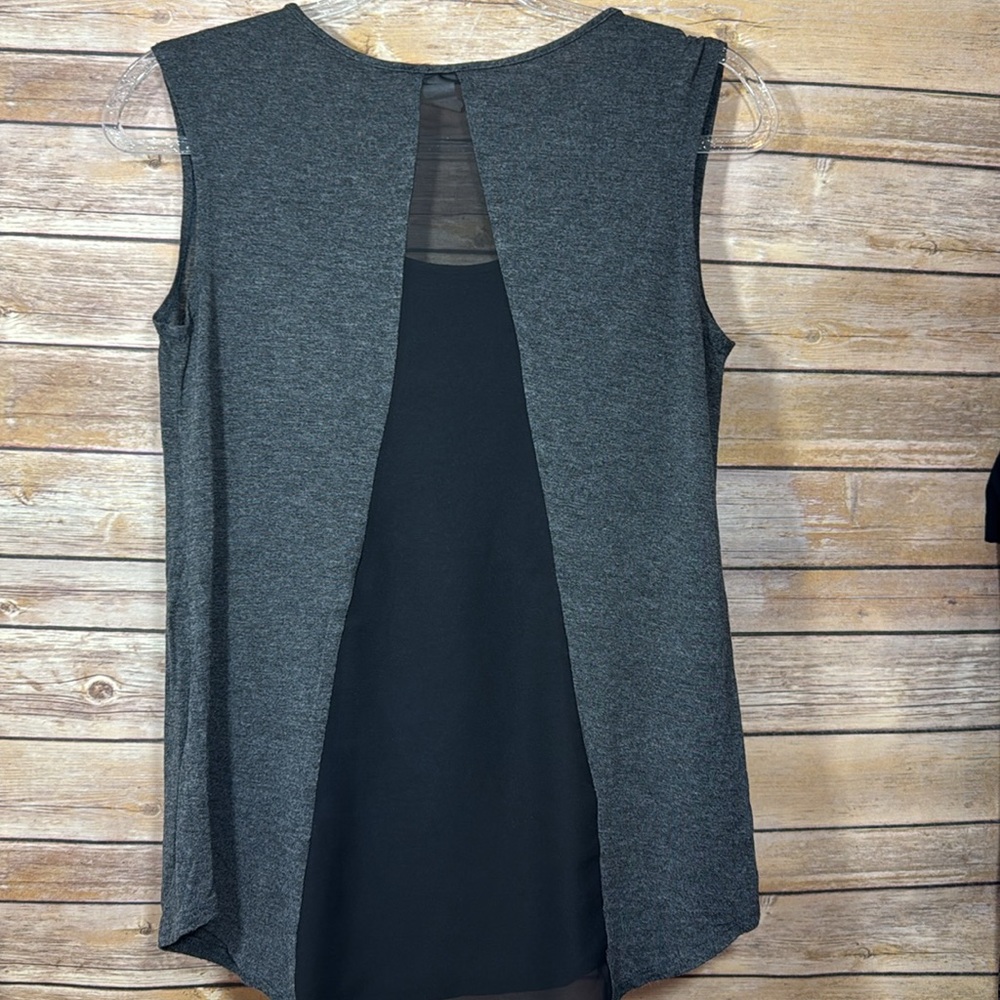 Gray Sleeveless Top with Bulldog Design - Picture 4 of 5